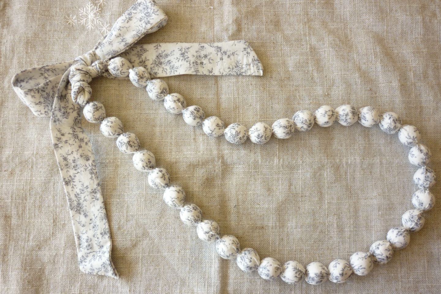 Collier Avec Pendentif Globe - Blanc, Verre Et Alliage - Longueur 30-35cm - Neuf Sans Emballage